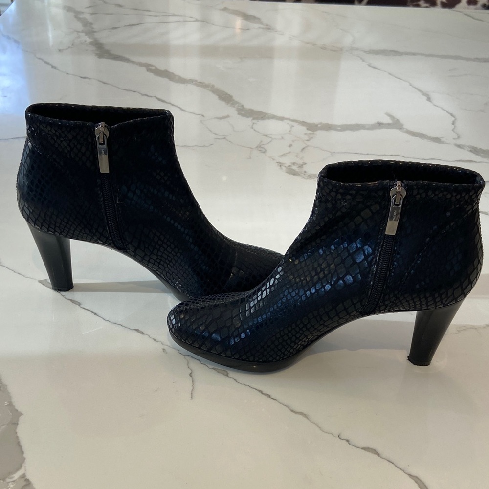 Ron White Chic Sexy Black Snakeskin Ankle Booties. Size 38 EU or 7.5 US.